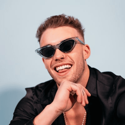 Client in sunglasses
